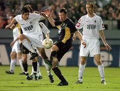 DFB-Pokal Halbfinale, Alemannia Aachen - Borussia Moenchengladbach, Mittwoch (17.03.04), auf dem Aachener Tivoli: Aachens Erik Meijer (Niederlande, M.) spielt gegen den Moenchengladbacher Thomas Broich (l.). (Foto: ddp)