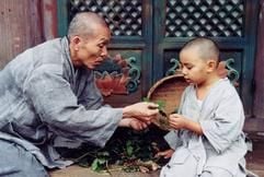 Oh Young-soo (l.) als der alte Moench und Kim Jong-ho als das Kind in dem poetischen Drama "Fruehling, Sommer, Herbst, Winter und ... Fruehling" von Kim Ki-Duk. Ein Kind wird an einem See in den Bergen von einem alten Moench ausgebildet. Als spaeter eine junge Frau auftaucht, verlaesst der inzwischen zum Mann gereifte junge Moench seinen Lehrmeister. Allerdings wird er unter dramatischen Umstaenden spaeter wieder zu ihm zurueckkehren. (Foto: ddp)