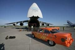 Sportwagen rollen am Flughafen Frankfurt/Hahn in zwei Antonov-Frachtmaschinen (Archivfoto vom 30.04.2007). Der Hunsrück-Airport war Etappenziel der Rallye «Gumball 3000», an der mehr als 60 zahlungskräftige Sportwagenbesitzer teilnehmen. (Foto: dpa)