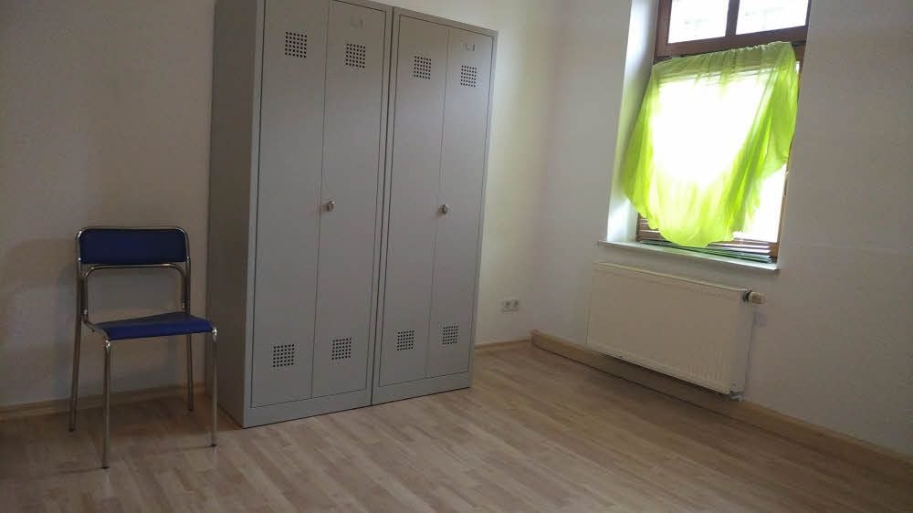 Zwei Metallspinde, Stahlrohrbetten und ein Sprelacardtisch gehören zur Ausstattung einer Flüchtlingswohnung in Augustusburg, die Gardine nicht. Darauf haben Flüchtlinge keinen Anspruch. Auch nicht im Erdgeschoss.