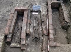 Überreste zweier menschlicher Skelette liegen in Grabkästen aus Backstein in der Klosterkirche von Ihlow (Kreis Aurich) (Foto vom 06.08.2004). Bei dem Fund handelt es sich vermutlich um die bedeutendsten ostfriesischen Häuptlinge des Mittelalters Keno tom Brok und seinen Sohn Okko II.. Die Skelette wurden bereits im August im Rahmen archäologischer Grabungen des Kulturverbandes Ostfriesische Landschaft in Aurich entdeckt. Von den Skeletten sind nur Knochen vom Becken abwärts erhalten, Oberkörper und Köpfe sind vermutlich durch jüngere Gräber zerstört worden. (Foto: dpa)