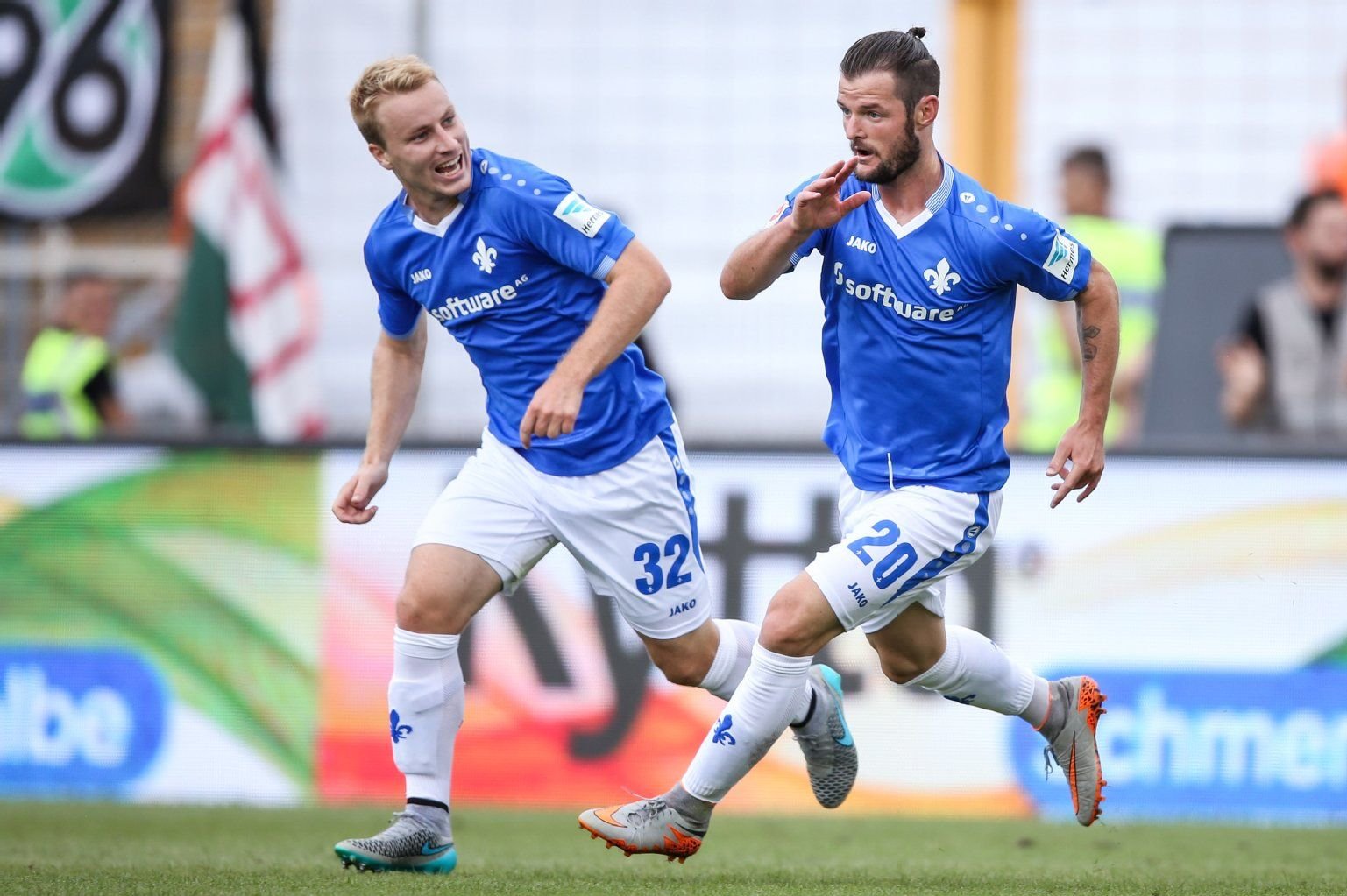 Marcel Heller (r.) feiert sein erstes Bundesliga-Tor für den SV Darmstadt 98.
