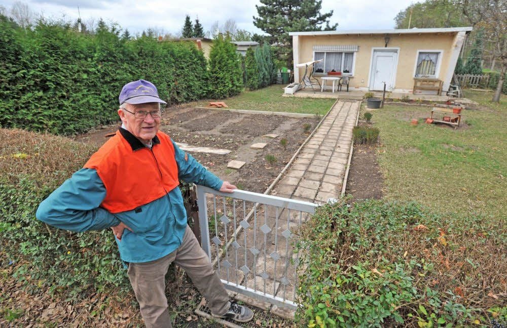 Vereinsvorsitzender Dietmar Mengel zeigt einen der Gärten, die am Sonntag vom Wasser überflutet wurden.