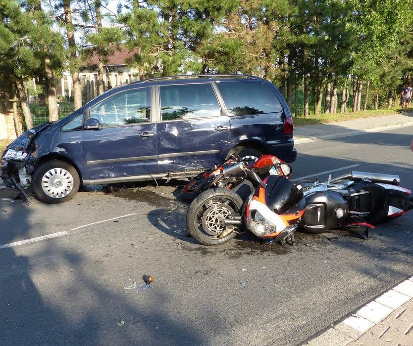 Die Motorräder haben sich ineinander verkeilt.