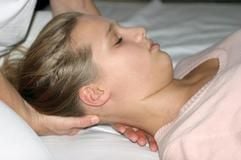 Einfühlsame Berührung:Bei Shiatsu sollen durch Finger-und Händedruck Blockaden gelöst werden.(Foto: dpa)