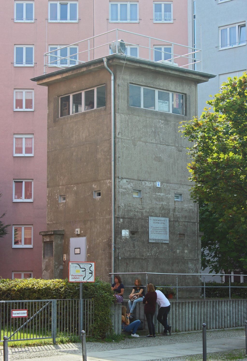 Umgeben von Wohnhäusern steht ein denkmalgeschützter Grenzwachturm in der Kieler Straße. Er dient heute als Gedenkstädte für Günter Litfin, der bei seinem Fluchtversuch 1961 als erster Mensch von DDR-Grenzsoldaten erschossen wurde.