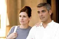 Tess (Julia Roberts) und Danny Ocean (George Clooney) spielen im neuen Film «Ocean's Twelve» ein Gangsterpärchen (undatierte Filmszene). In «Ocean's Eleven» (1999) war Tess noch der Zankapfel zwischen dem Gentleman-Dieb Danny Ocean und dem Casinobesitzer Benedict. Im neuen Film macht sie als einzige Frau das diebische Dutzend voll, welches Coups parallel in Rom, Paris und Amsterdam plant. Schwierigkeiten machen nur der rachsüchtige Casinobesitzer und eine eifrige Europol-Agentin. (Foto: dpa)