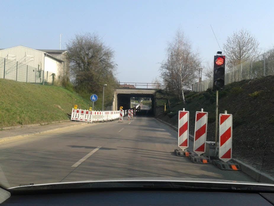Bei einer halbseitigen Sperrung wurde der erste Bauabschnitt an der Unterführung in Profen fertiggestellt. Ab Montag ist der Bereich voll gesperrt.