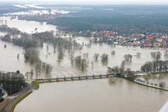 Blick auf das Pretziener Wehr, durch das ein Drittel des Elbehochwassers um Schönebeck und Magdeburg durch einen Umflutkanal geleitet wurde. (Foto: dpa)