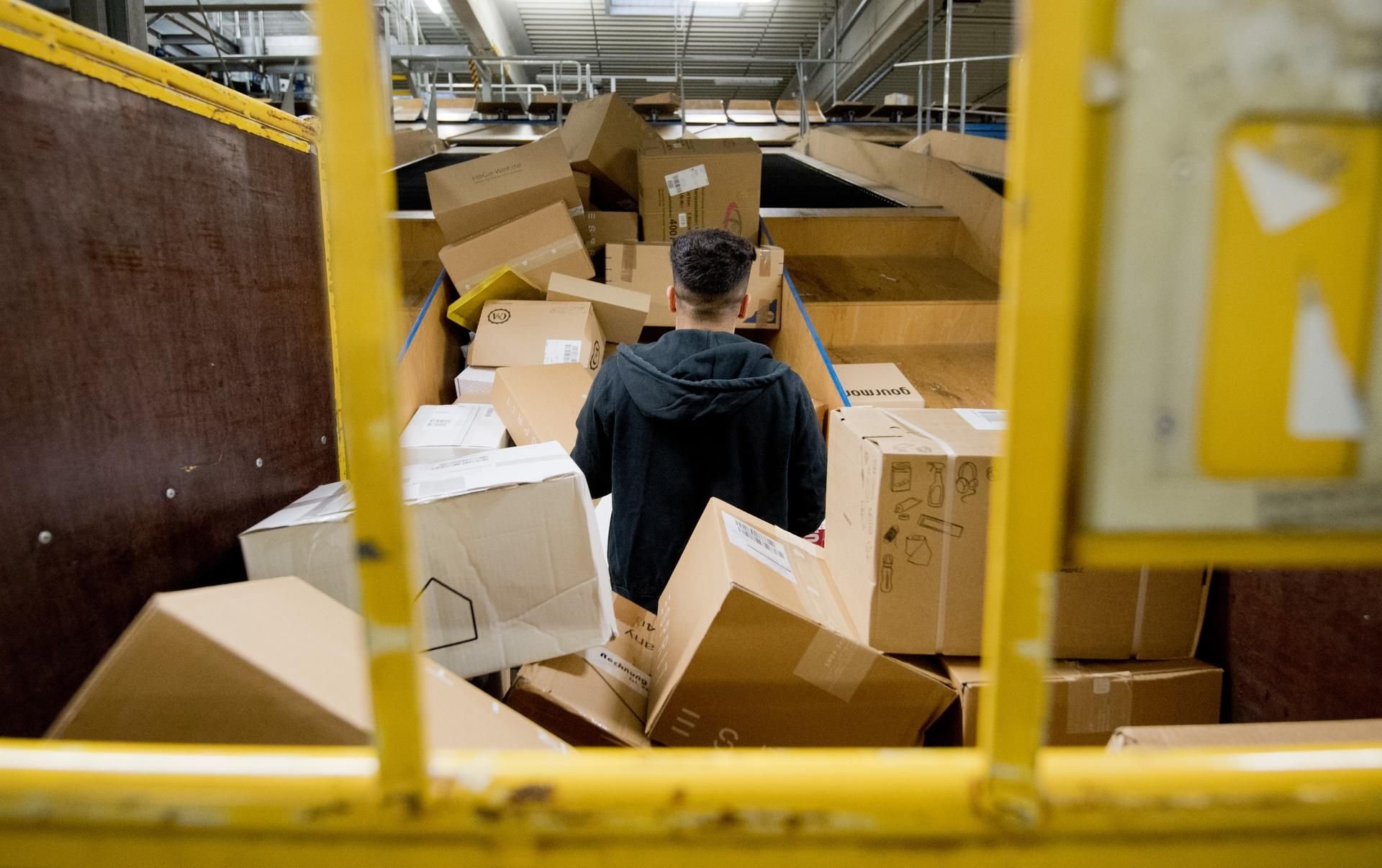 Pakete in einem Hannoveraner Paketzentrum von Deutsche Post und DHL