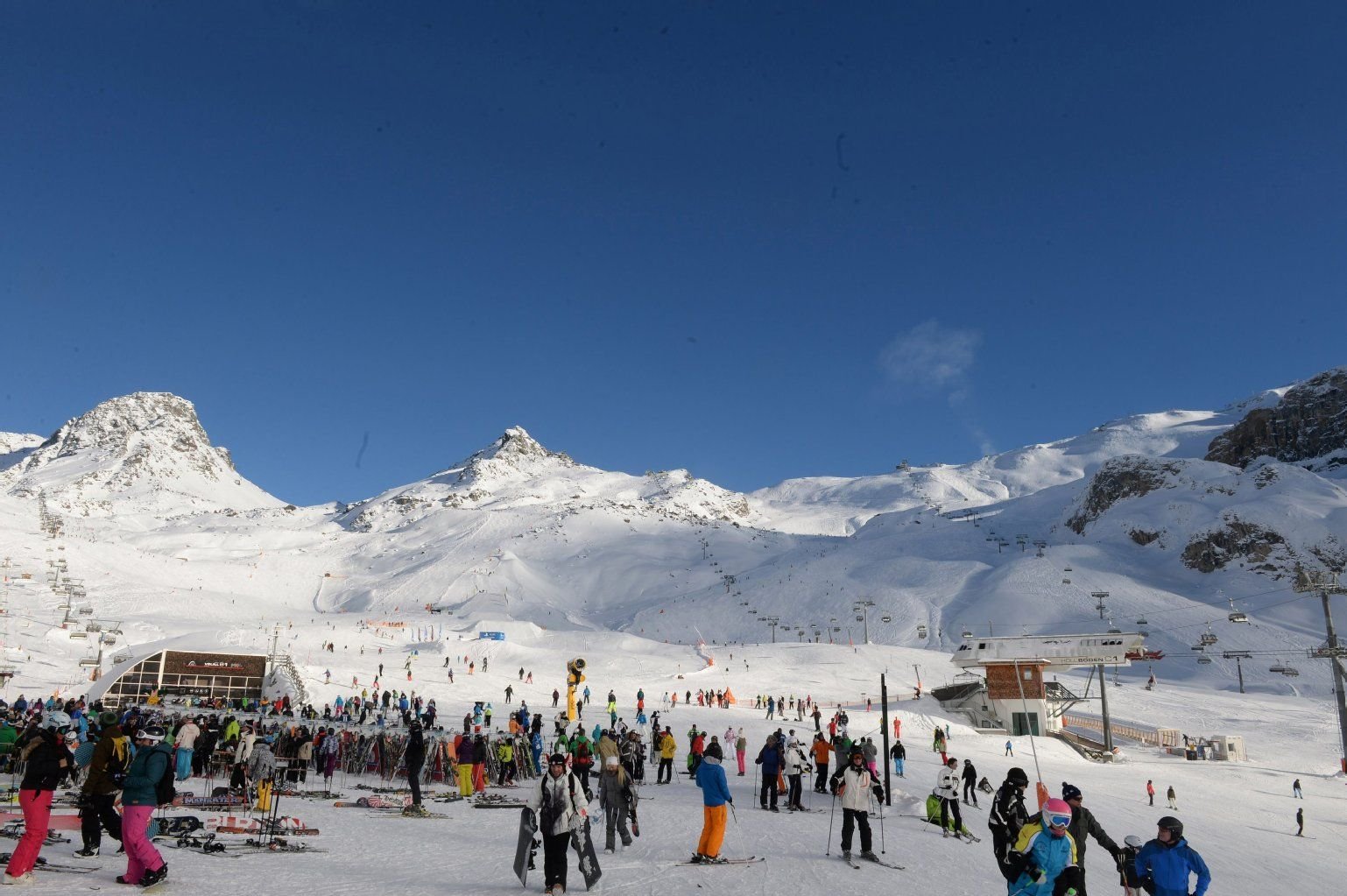 Ischgl in Österreich schlägt mit durchschnittlich 400 Euro pro Tag zu Buche und ist damit kein günstiges Skigebiet.