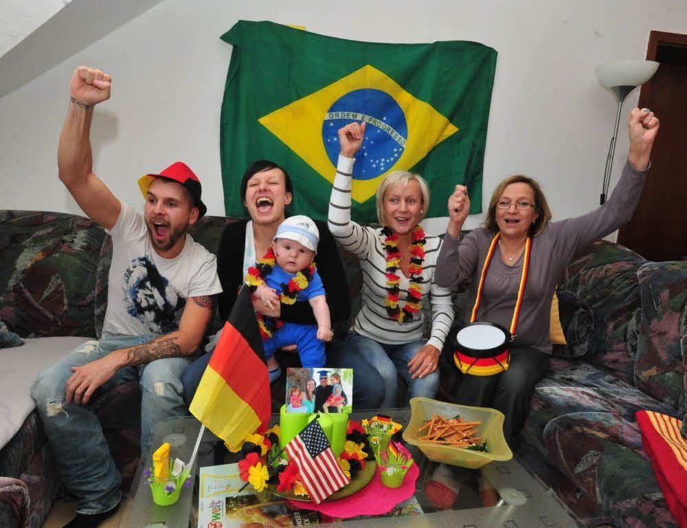 Eine Weißenfelser Familie ist im Fußballfieber. Von links: Marcus, Karoline, Luca, Susanne und Mutter Monika Künn.