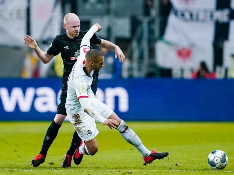 Davy Klaassen von Bremen und Djibril Sow von Frankfurt (l-r.) in Aktion. Foto: Uwe Anspach/dpa
