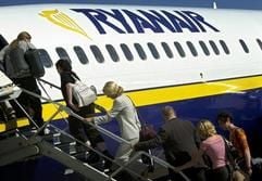 Rauchende Passagiere werden bei Ryanair der Polizei übergeben. (Foto: dpa)