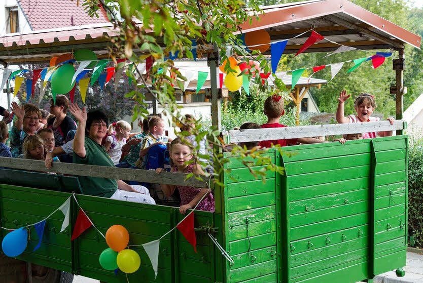 Eine Rundfahrt auf dem Traktor-Hänger machte den Kindern großen Spaß.