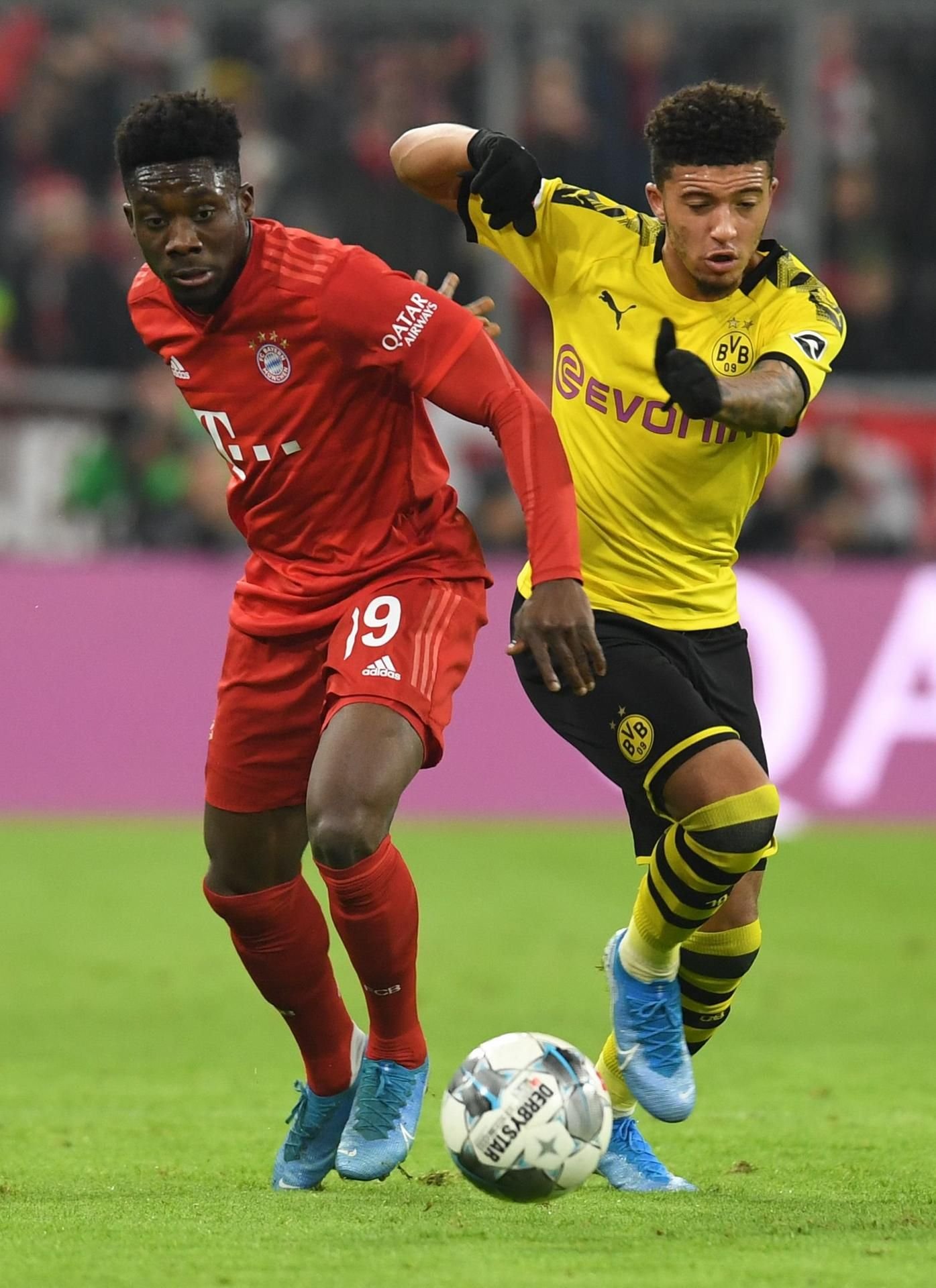 Viele Kunden von Sky Go, die das Top-Spiel zwischen dem FC Bayern um Alphonso Davies (l.) gegen den BVB mit Jadon Sancho sehen wollten, schauten in die Röhre.