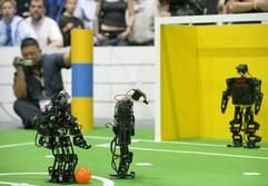 Dass Roboter mittlerweile sehr "menschliche Interessen" haben, zeigten die beiden Robotermannschaften aus Japan und Singapur während der letzten Fußball-WM der Roboter in Bremen. Noch mehr Roboter sind ab 5. April im Berliner Museum für Kommunikation zu sehen. (Foto: dpa)