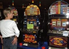 In der Spielbank in Hannover steht am Sonntag (28.08.2005) eine Mitarbeiterin vor zwei außer Betrieb gestellten Spielautomaten. (Foto: dpa)