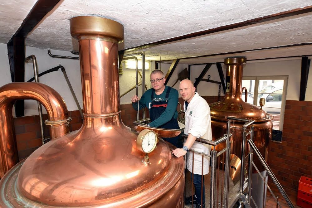 Zwei Männer fürs Bier: Matthias Hankel (l.) und Prof. Jean Titze auf der kleinen Empore zwischen Läuterbottich und Sudpfanne.