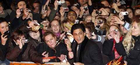 Der indische Schauspieler Shah Rukh Khan (M) gibt am 08.02.2008 auf dem Roten Teppich vor dem Kino International in Berlin zum Berlinale-Film «Om Shanti om» Autogramme. (FOTO: DPA)