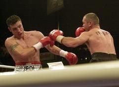 Box-Weltmeister Sven Ottke (r) greift am späten Samstagabend (14.06.2003) in der Magdeburger Bördelandhalle seinen Gegners David Starie an. Der 36 Jahre alte Karlsruher verteidigte seinen Titel im Supermittelgewicht gegen den Briten David Starie in einem Zwölf-Runden-Kampf einstimmig nach Punkten. Für den weiterhin ungeschlagenen Doppel-Weltmeister der International Boxing Federation (IBF) und World Boxing Association (WBA) war es der 31. Sieg seiner Profi-Karriere und die 18. Titelverteidigung. Die 7000 Fans in der ausverkauften Bördelandhalle feierten den alten und neuen Champion. (Foto: dpa)