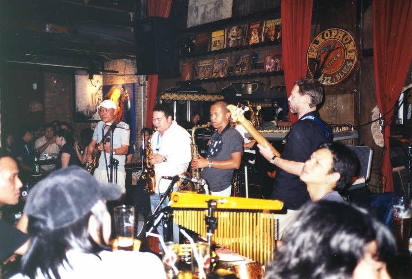 Gerold Heitbaum 2010 mit dem Saxofonisten José Thérèse auf Mauritius (Bild oben), bei einem Auftritt mit einer Band in der thailändischen Hauptstadt Bangkok (re.) und als Ankündigung in Goa (Indien).