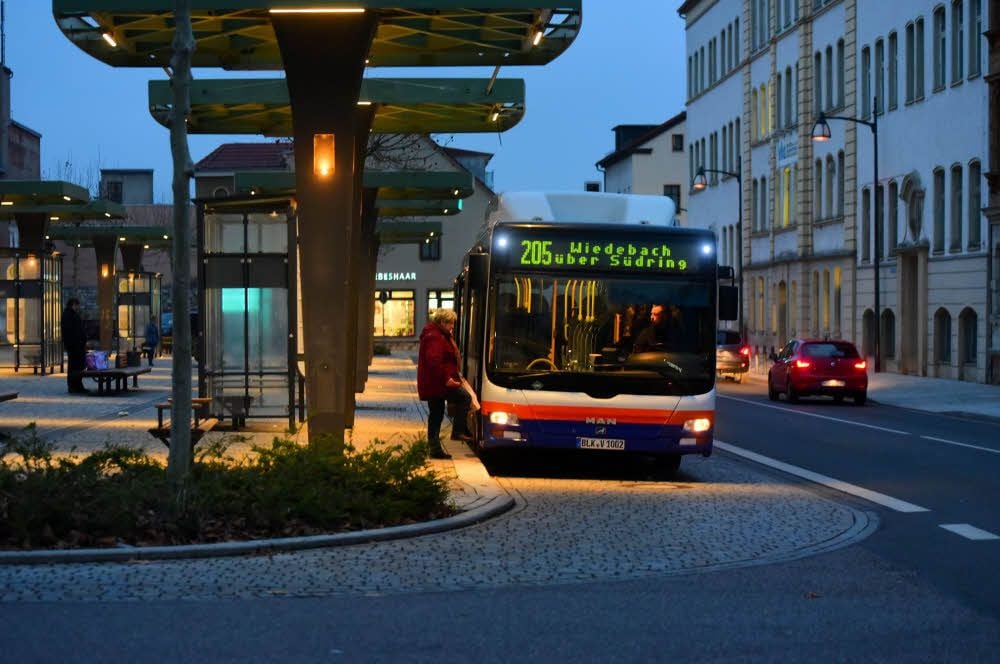 Immer weniger Fahrgäste gibt es in den Bussen in Weißenfels und im Landkreis. Jetzt gibt es eine Idee, wie der Nahverkehr attraktiver werden könnte.