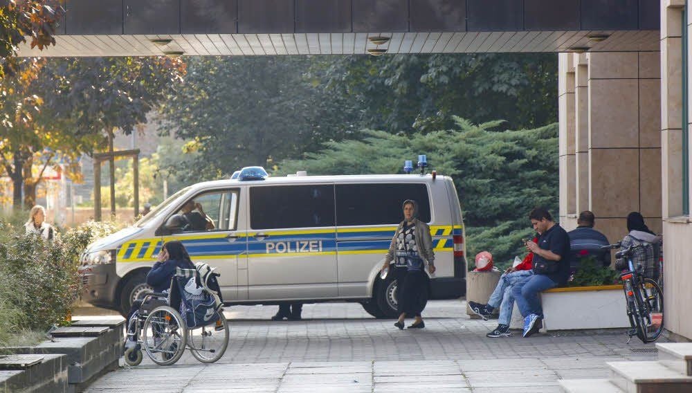 Ein Streifenwagen der Polizei steht vor dem früheren Maritim-Hotel in Halle, wo mehrere hundert Flüchtlinge leben.