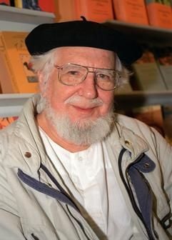 Der nicaraguanische Schriftsteller, Priester und Politiker Ernesto Cardenal ist Gast auf der Frankfurter Buchmesse (Archivfoto vom 09.10.1998). (Foto: dpa)