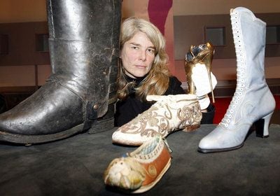 Einen «Siebenmeilenstiefel», einem Stangenreiterstiefel, Bischofsschuh, einem Promenadenstiefel und einem chinesischem Schuh zeigt Projektleiterin Andrea Müller im Archäologischen Museum in Herne (FOTO: DPA)