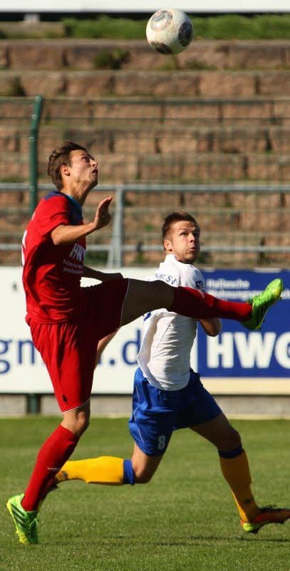 VfL-Torschütze Robin Huth (links) erkämpft sich den Ball vor dem Heidenauer Robert Kluttig. Huth traf zur 1:0-Führung gegen die Sachsen.