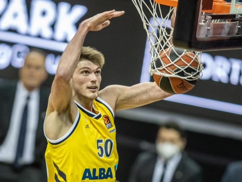 Mit 15 Zählern bester Berliner im Spiel gegen Zenit St. Petersburg: Ben Lammers legt den Ball in den Korb. Foto: Andreas Gora/dpa