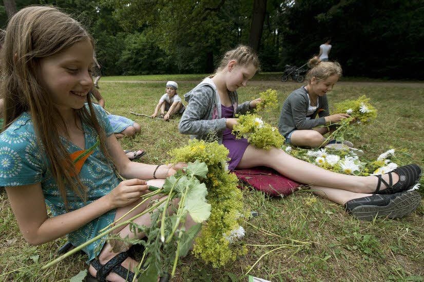 Aus Blumen konnten man sich, wie hier Magdalene Stock, Kränze binden.