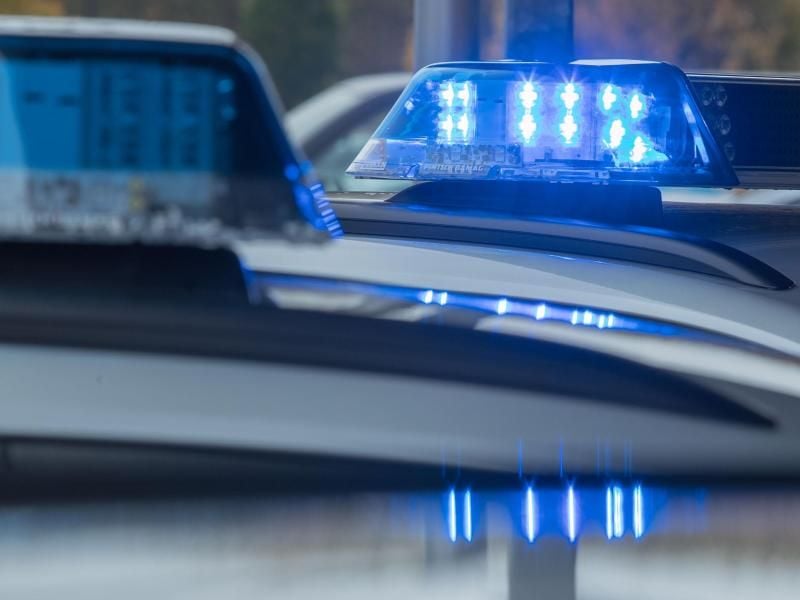Ein leuchtendes Blaulicht ist auf dem Dach eines Polizeiwagens zu sehen. Foto: Jens Büttner/Archiv