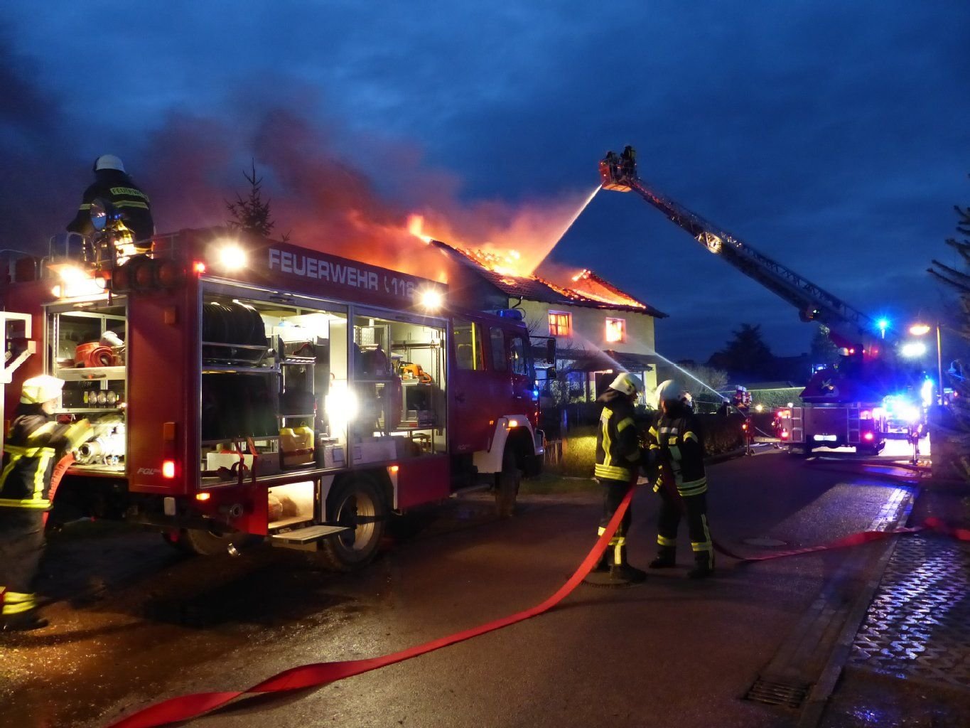 Die Feuerwehr wurde in der Nacht zu Samstag zu einem Wohnungsbrand in Raguhn-Jeßnitz gerufen.