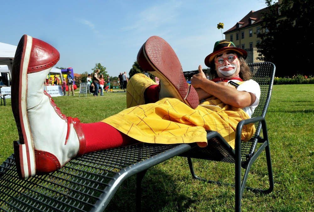 Clown Lulu ist vielen in der Region gut bekannt. Am Mittwoch war er im Zeitzer Schlosspark zu Gast.