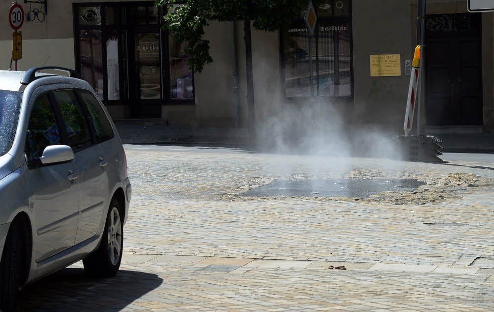 Bis nah an den Brunnen kann man parken. Mancher fuhr dann einfach darüber.