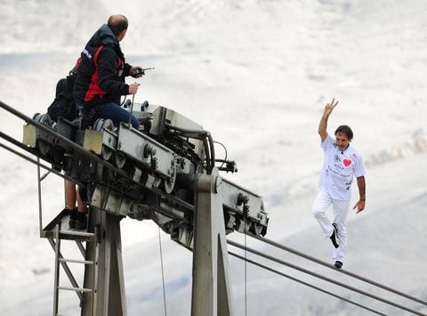 Der schweizer Seilläufer Freddy Nock läuft am Samstag auf der Zugspitze bei Garmisch-Partenkirchen (Oberbayern) über das Drahtseil der Gletscherbahn, welche vom Zugspitzplatt bis zur Gipfelstation führt. (FOTO: DPA)