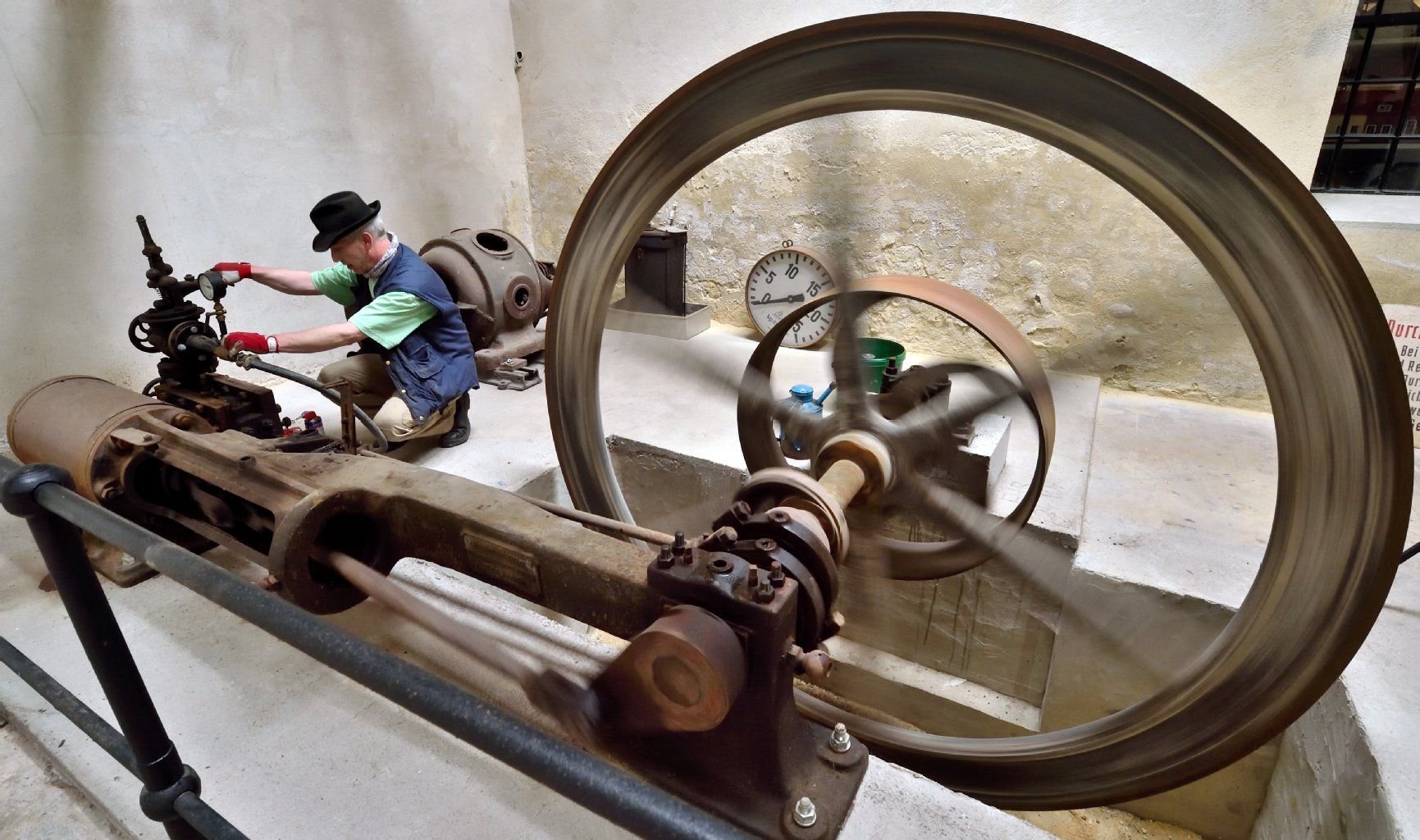 Ein Mitarbeiter wartet die historische Dampfmaschine aus der Zeit um 1870 in der Brikettfabrik «Herrmannschacht» in Zeitz.