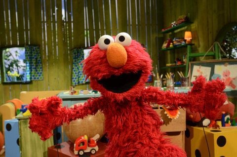 Das feuerrote kuschelige Mini-Monster Elmo moderiert künftig die «Sesamstraße». (FOTO: NDR/UWE ERNST)