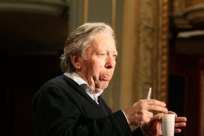 Der Regisseur Jürgen Gosch bei der Arbeit am Stück «Ein Sommernachtstraum» von William Shakespeare am Deutschen Theater (DT) Berlin. (Foto: dpa)