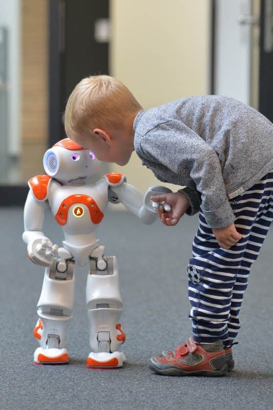 Nao kann sehen, hören und mit Kindern sprechen.