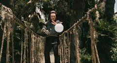 Unterweltboss Feng (Christopher Walken) steht in einer Szene der Pingpong-Parodie «Balls of Fury» mit einem Tischtennisschläger auf einer Brücke. (Foto: dpa)