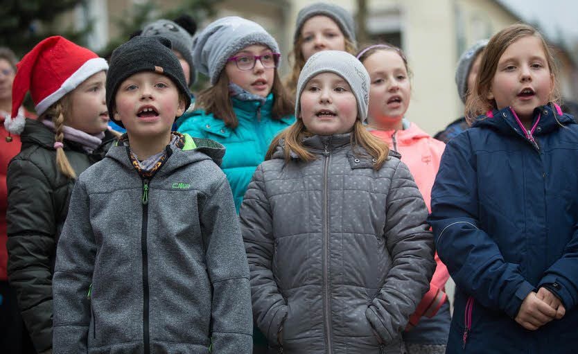 Die Grundschulkinder sind mit Gesang dabei.