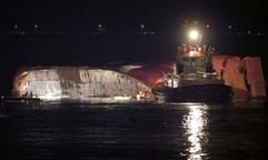 Innerhalb von Sekunden ist der norwegische Frachter«Rocknes» am Montag vor der Küste bei Bergen mit 29 Seeleuten an Bordgekentert. (Foto: dpa)