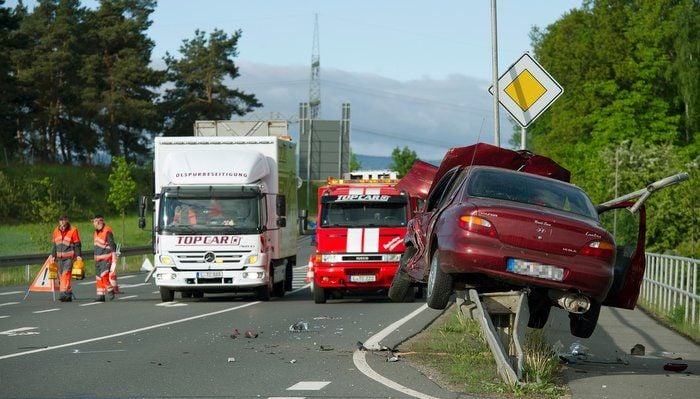 Einer der Pkw wurde durch die Wucht des Zusammenstoßes auf die Leitplanke gedrückt. Dabei hatte der Fahrer großes Glück, da sich das Geländer nur knapp am Auto vorbei gedrückt hatte.
