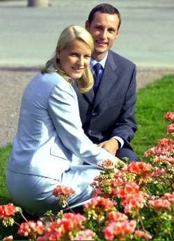 Haakon Magnus (R) und Mette-Marit Tjessem-Höiby