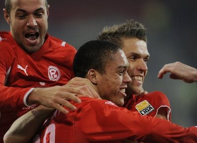 Fortuna Düsseldorf gegen den 1. FC Union Berlin am Freitag (22.01.2010) in der Esprit Arena in Düsseldorf. Der Düsseldorfer Bamba Anderson (M) freut sich nach seinem Treffer zum 1:0. Radoslav Jovanovic (r) und Sebastian Heidinger gratulieren. (FOTO: DPA)