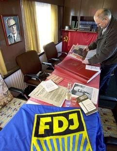 Im Salonwagen des ehemaligen DDR-Regierungszuges im mecklenburgischen Pasewalk betrachtet der Vereinsvorsitzende Kurt Rabe vom Lokschuppen e.V. eine Schallplatte von Frank Schöbel. (Foto: dpa)