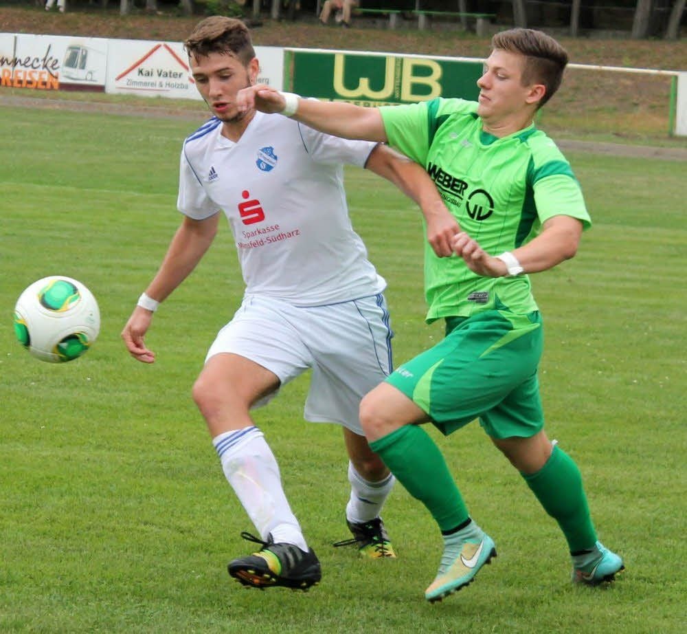 Kevin Redlich (rechts), hier im Match gegen Sangerhausen, erzielte bei der 1:3-Niederlage des FC Grün-Weiß Piesteritz beim BSV Halle-Ammendorf den einzigen Treffer für seine Mannschaft.